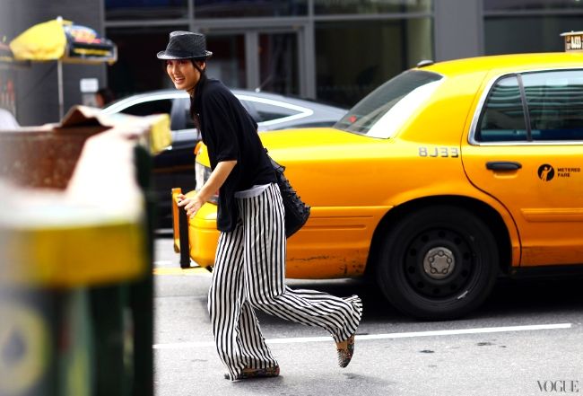  photo new-york-fashion-week-balck-white-outfit-stripped-pants-street-style-spring-2013_zps2d03d723.jpg