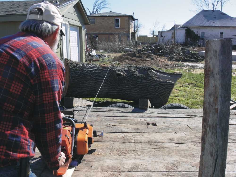 Sweetgum parbuckle, Parbuckling a sweet gum log onto the trailer
